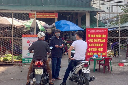 Người dân TP Hải Dương dùng thẻ đi chợ